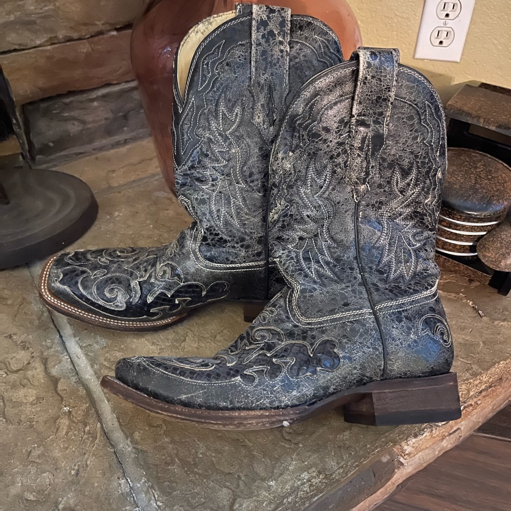 Men’s vintage Corral boots size 9